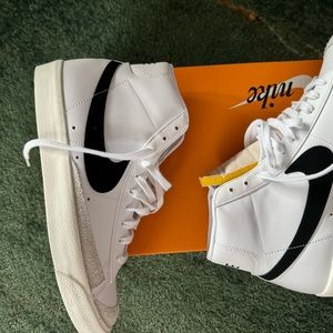 BRAND NEW MENS NIKE BLAZER MID 77 SIZE 10.5 FOR SALE !!
